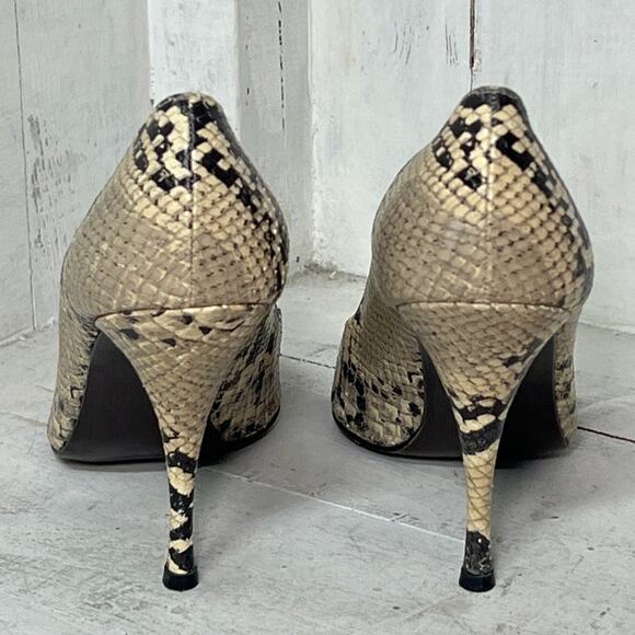 Stuart Weitzman Embossed Snakeskin Leather Pointed Toe Stilettos Pump Beige 8.5 - Picture 3 of 6
